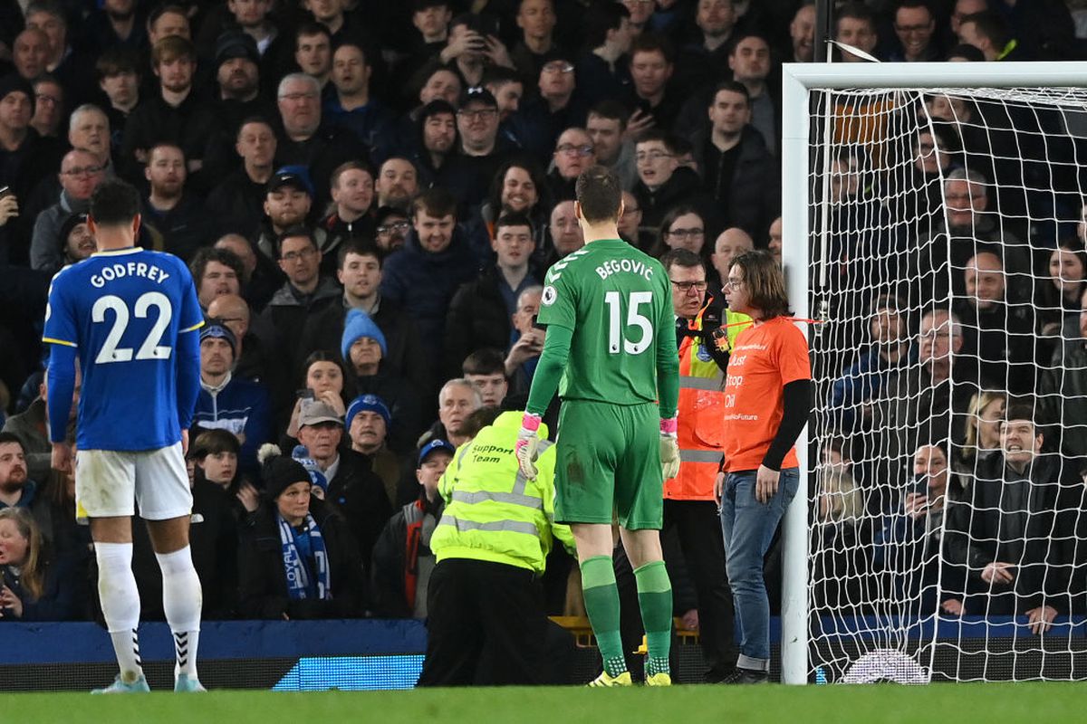 Scene incredibile în Premier League, la Everton - Newcastle! Un fan s-a legat de stâlpul porții chiar în timpul meciului: motivul protestului