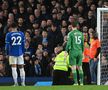 Scene incredibile în Premier League, la Everton - Newcastle! Un fan s-a legat de stâlpul porții chiar în timpul meciului: motivul protestului