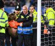 Scene incredibile în Premier League, la Everton - Newcastle! Un fan s-a legat de stâlpul porții chiar în timpul meciului: motivul protestului