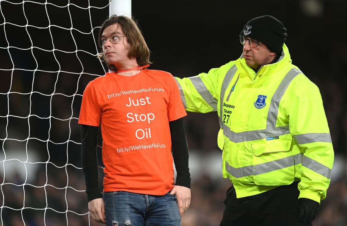 Scene incredibile în Premier League, la Everton - Newcastle! Un fan s-a legat de stâlpul porții chiar în timpul meciului: motivul protestului