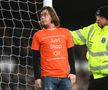 Persoana care s-a legat de stâlpul porții la meciul din Premier League și-a justificat gestul: „Sunt terifiat, dar nu putem continua așa!”