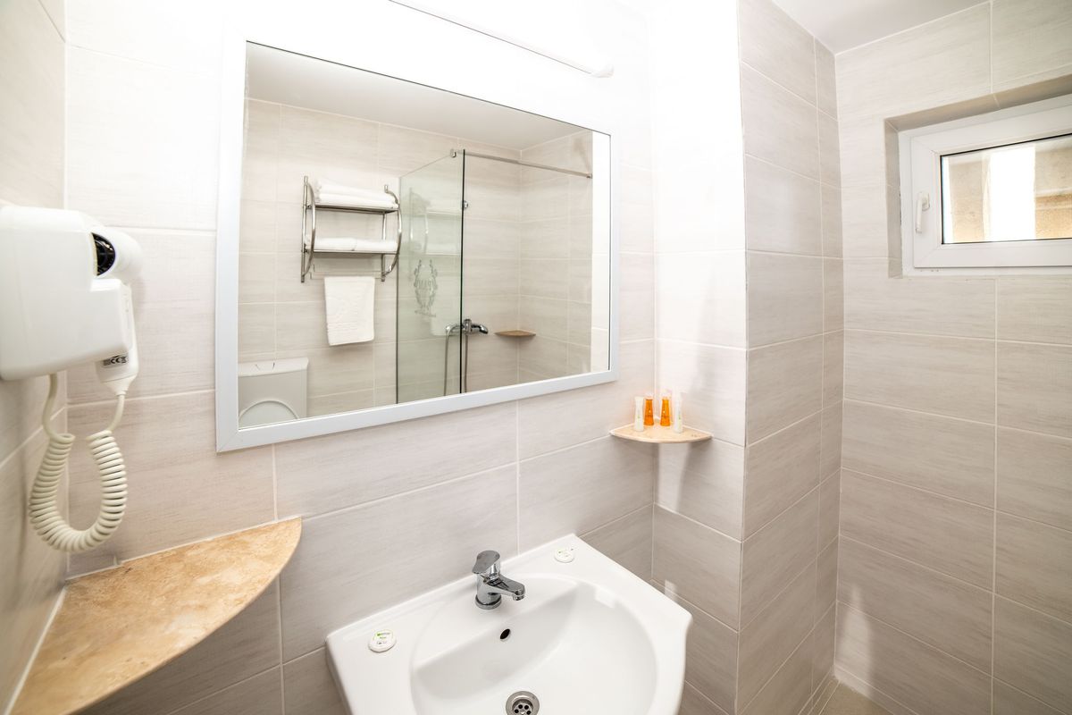 Cât costă un sejur de 5 nopți la hotelul lui Cristi Borcea de pe litoral » Micul dejun nu e inclus în preț