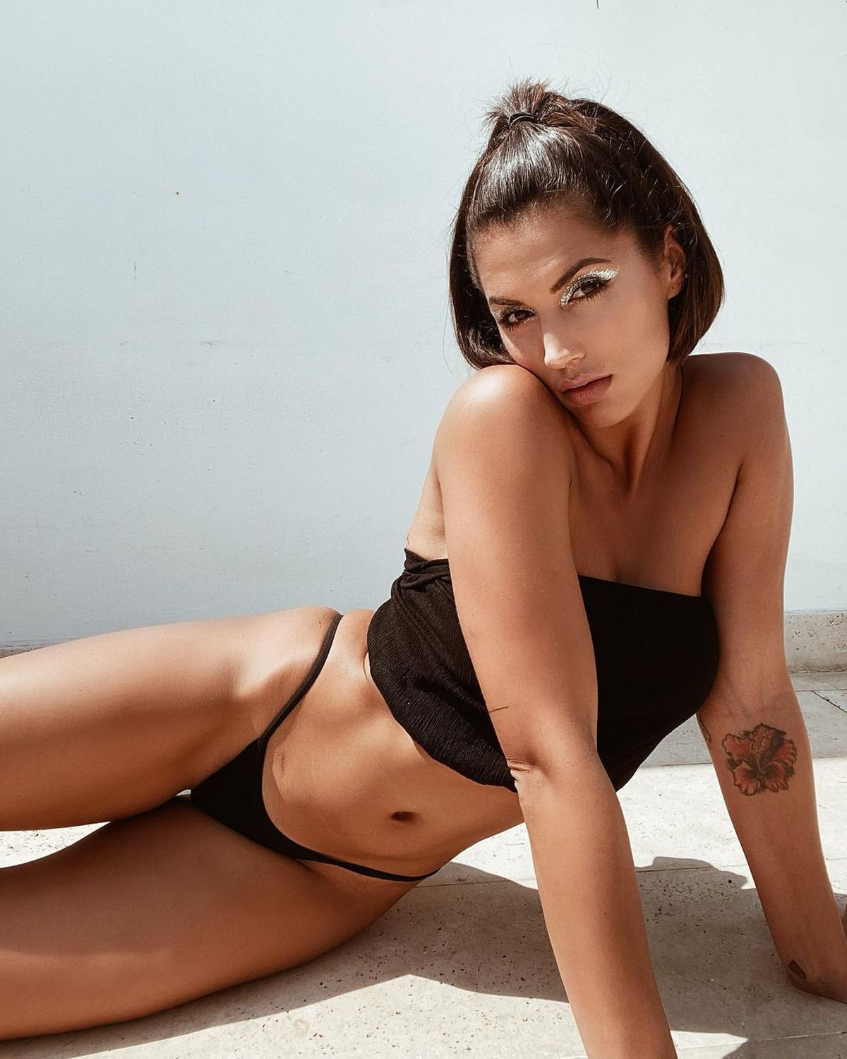 O fostă jucătoare de volei a făcut senzație pe covorul roșu, la Premiile Dial, dedicate muzicii în limba spaniolă + Soția unui jucător din Premier League a fost prezentatoare