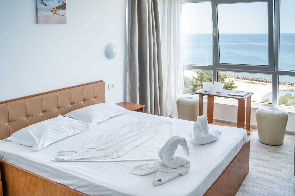 Cât costă un sejur de 5 nopți la hotelul lui Cristi Borcea de pe litoral » Micul dejun nu e inclus în preț