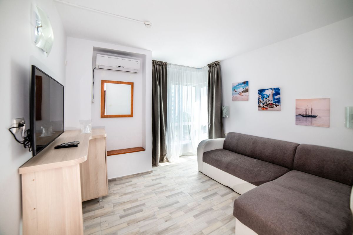 Hotelul lui Cristi Borcea, Pam-Beach Olimp