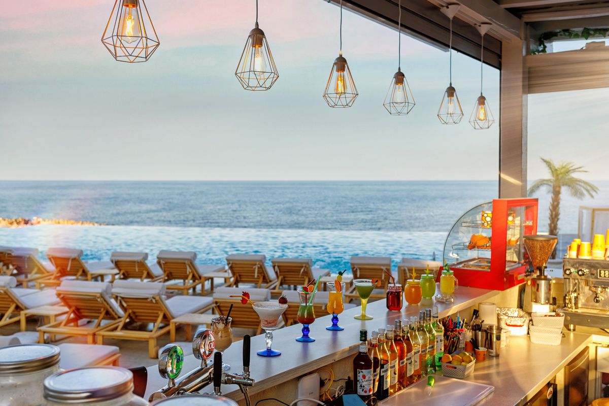 Hotelul lui Cristi Borcea, Pam-Beach Olimp