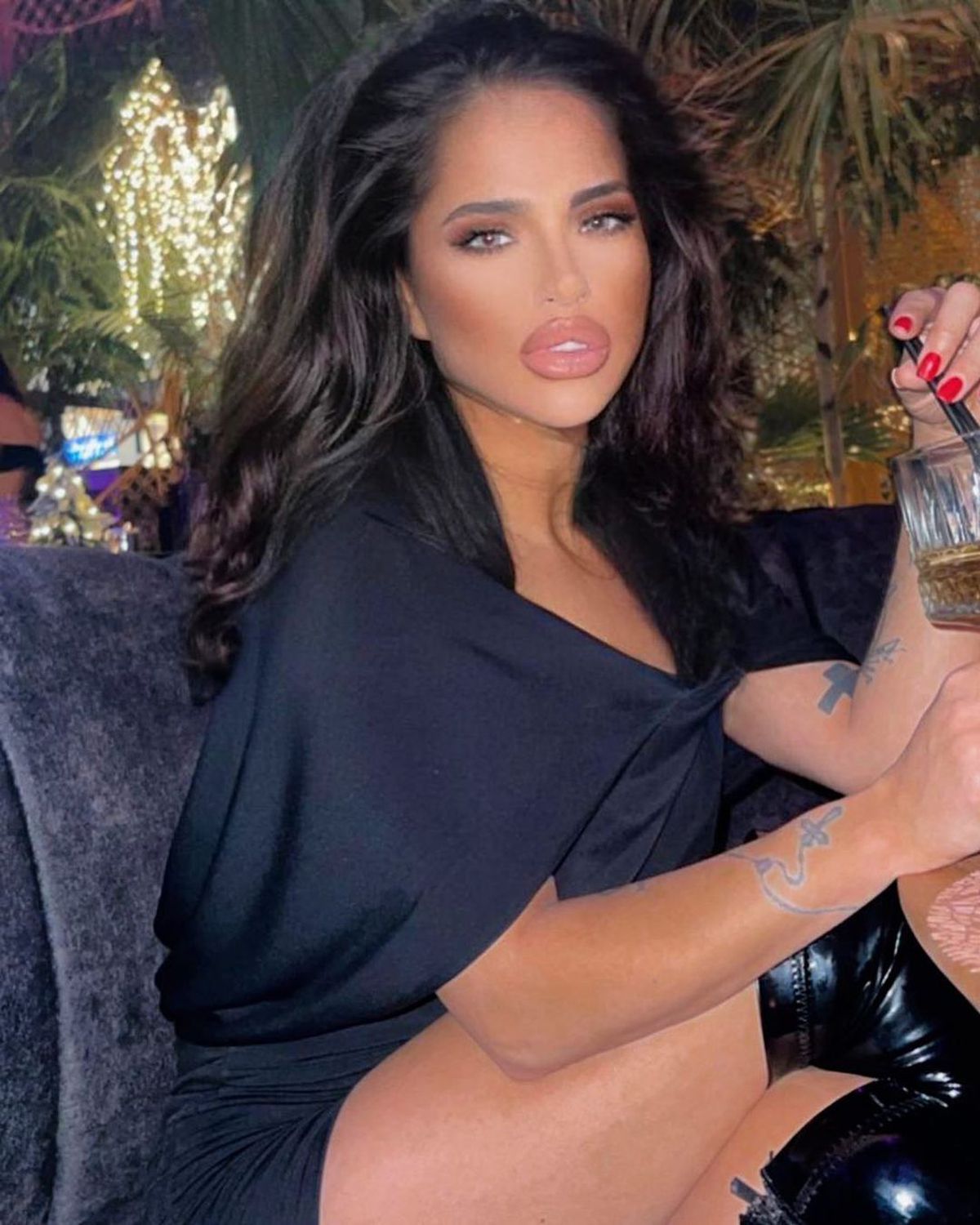 FOTO Diana Gureșoaie, poreclită „Strâmba lui Dodel”, a pozat complet goală » S-a acoperit strategic cu o sticlă de șampanie :D