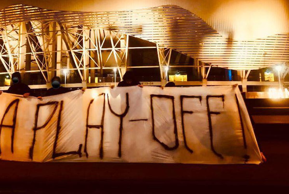 Suporterii rivalei CSU au ieșit în stradă în miez de noapte și au afișat un mesaj obscen în fața stadionului, după ce FCU Craiova a ratat obiectivul: „Amin!”