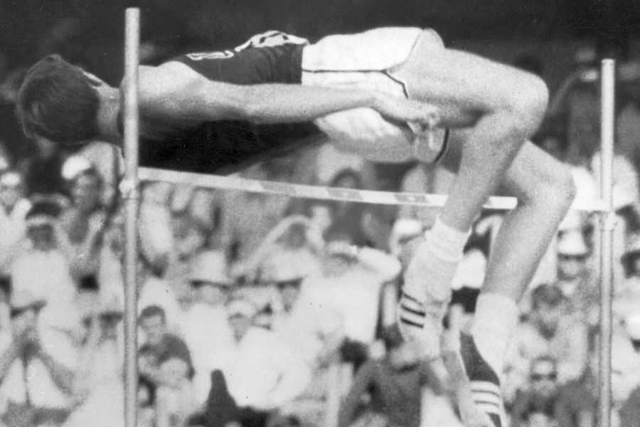Fosbury sare la JO 1968, pentru medalia de aur. În realitate, saltul pe spate nu era invenția sa FOTO Imago