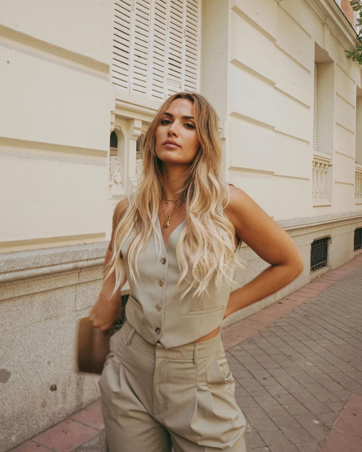 O fostă jucătoare de volei a făcut senzație pe covorul roșu, la Premiile Dial, dedicate muzicii în limba spaniolă + Soția unui jucător din Premier League a fost prezentatoare