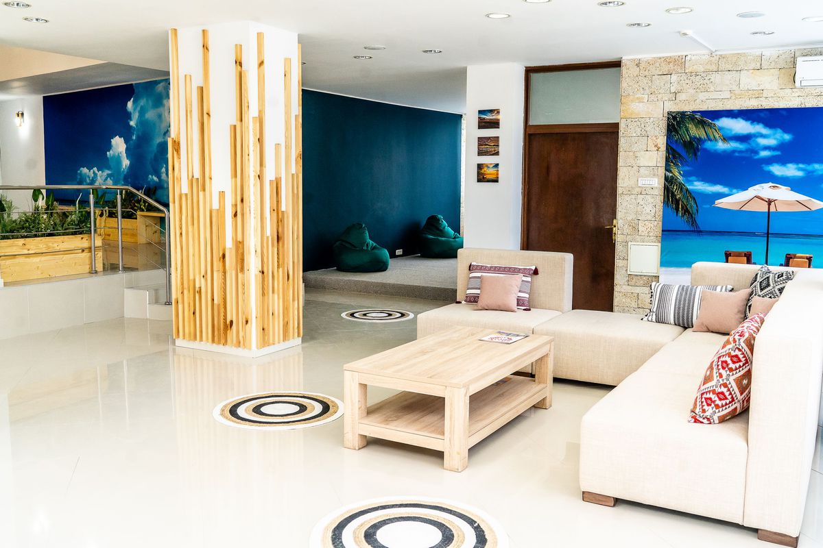 Cât costă un sejur de 5 nopți la hotelul lui Cristi Borcea de pe litoral » Micul dejun nu e inclus în preț