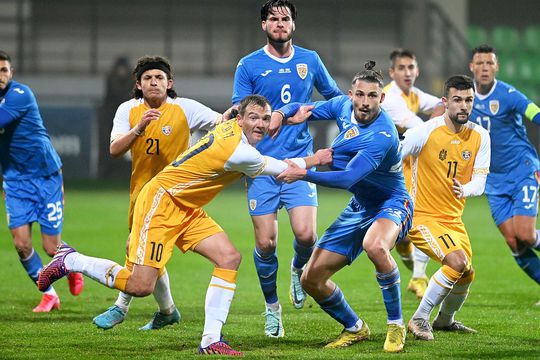 Vitalie Damașcan, în dreapta, numărul 11, în amicalul Moldova - România 0-5 // foto: Imago Images