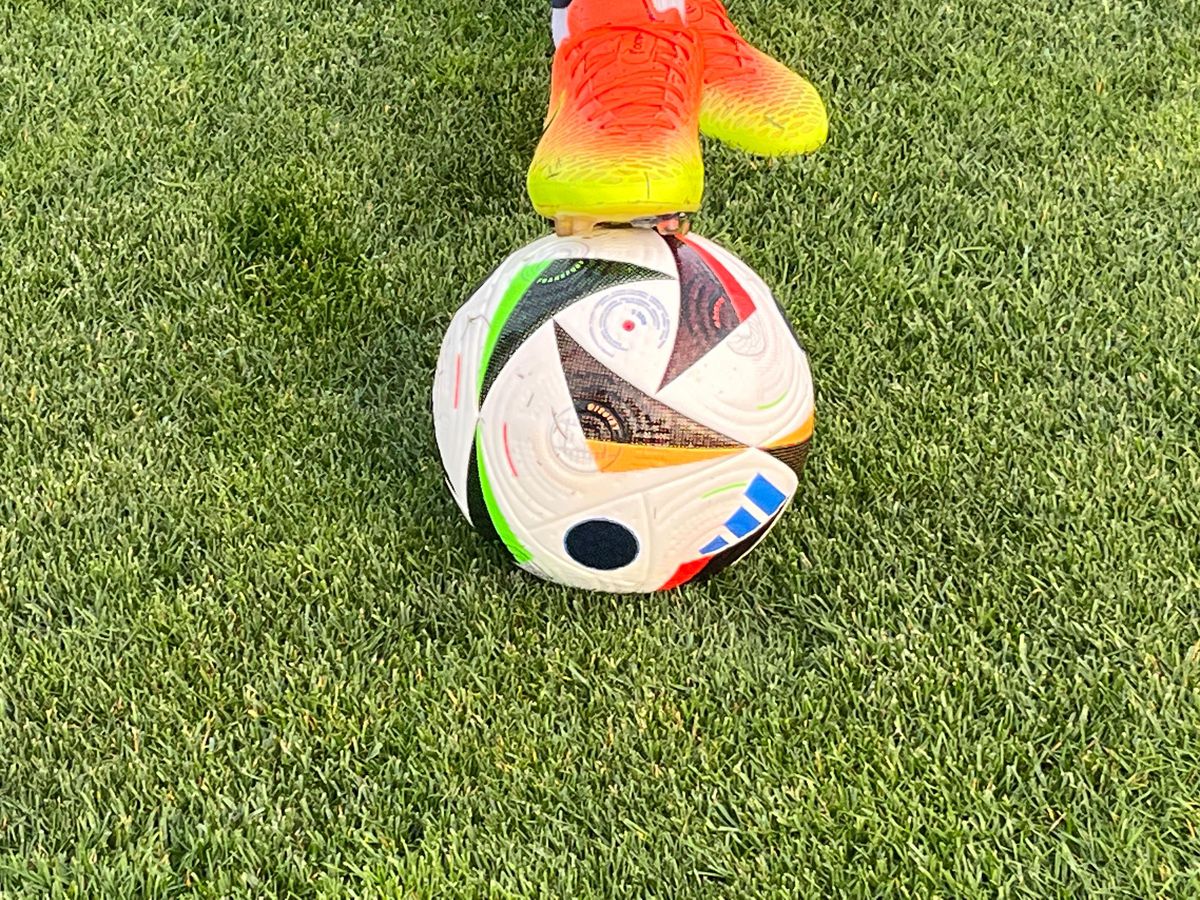 „Tricolorii” au primit mingea oficială de la EURO 2024. Imagini de la primul antrenament