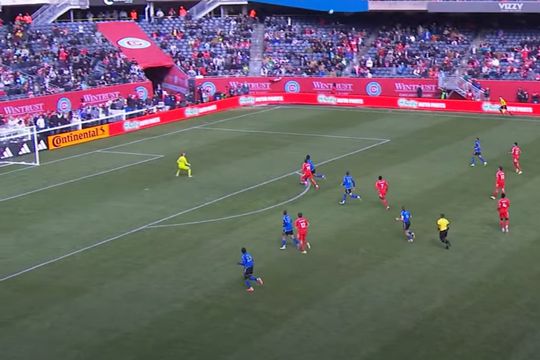 Mijlocașul Kellyn Ascota (28 de ani) a fost autorul unul gol incredibil în partida dintre Chicago Fire și CF Montreal, scor 4-3, din runda cu numărul #5 din Major League Soccer.