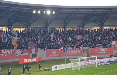 Dinamoviștii, banner INTERZIS la Sibiu! Cui era adresat mesajul și ce au afișat până la urmă suporterii