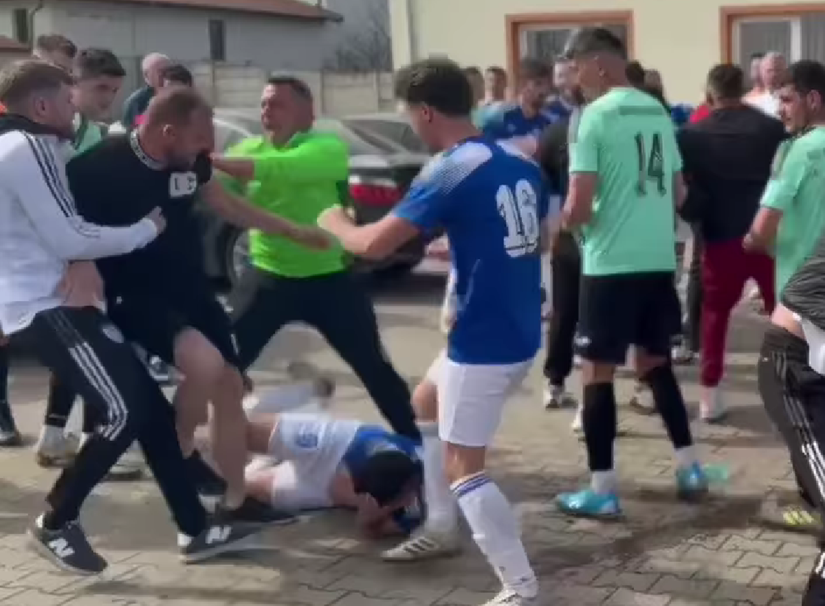 Incident șocant în Sibiu! Un fotbalist a fost CĂLCAT pe cap și umplut de sânge de suporterii și jucătorii adverși: „Am depus plângere penală”