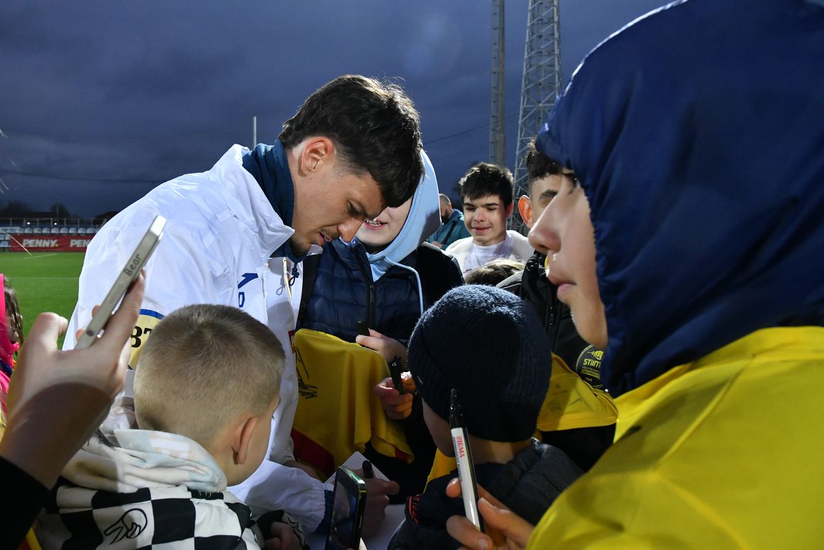 Sute de fani au venit la antrenamentul României