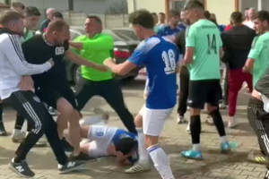 Incident șocant în Sibiu! Un fotbalist a fost CĂLCAT pe cap și umplut de sânge de suporterii și jucătorii adverși: „Am depus plângere penală”