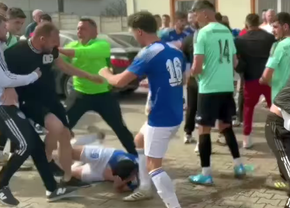Incident șocant în Sibiu! Un fotbalist a fost CĂLCAT pe cap și umplut de sânge de suporterii și jucătorii adverși: „Am depus plângere penală”