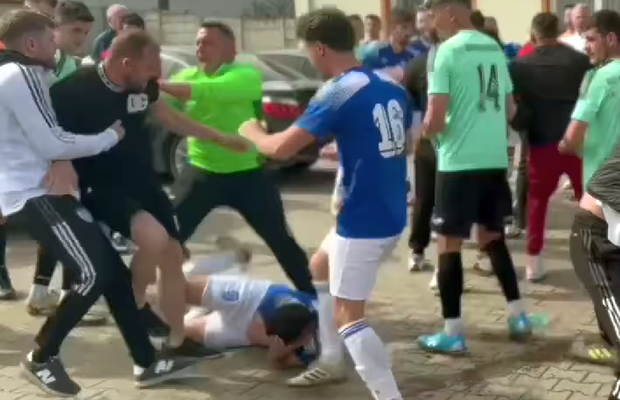 Incident șocant în Sibiu! Un fotbalist a fost CĂLCAT pe cap și umplut de sânge de suporterii și jucătorii adverși: „Am depus plângere penală”
