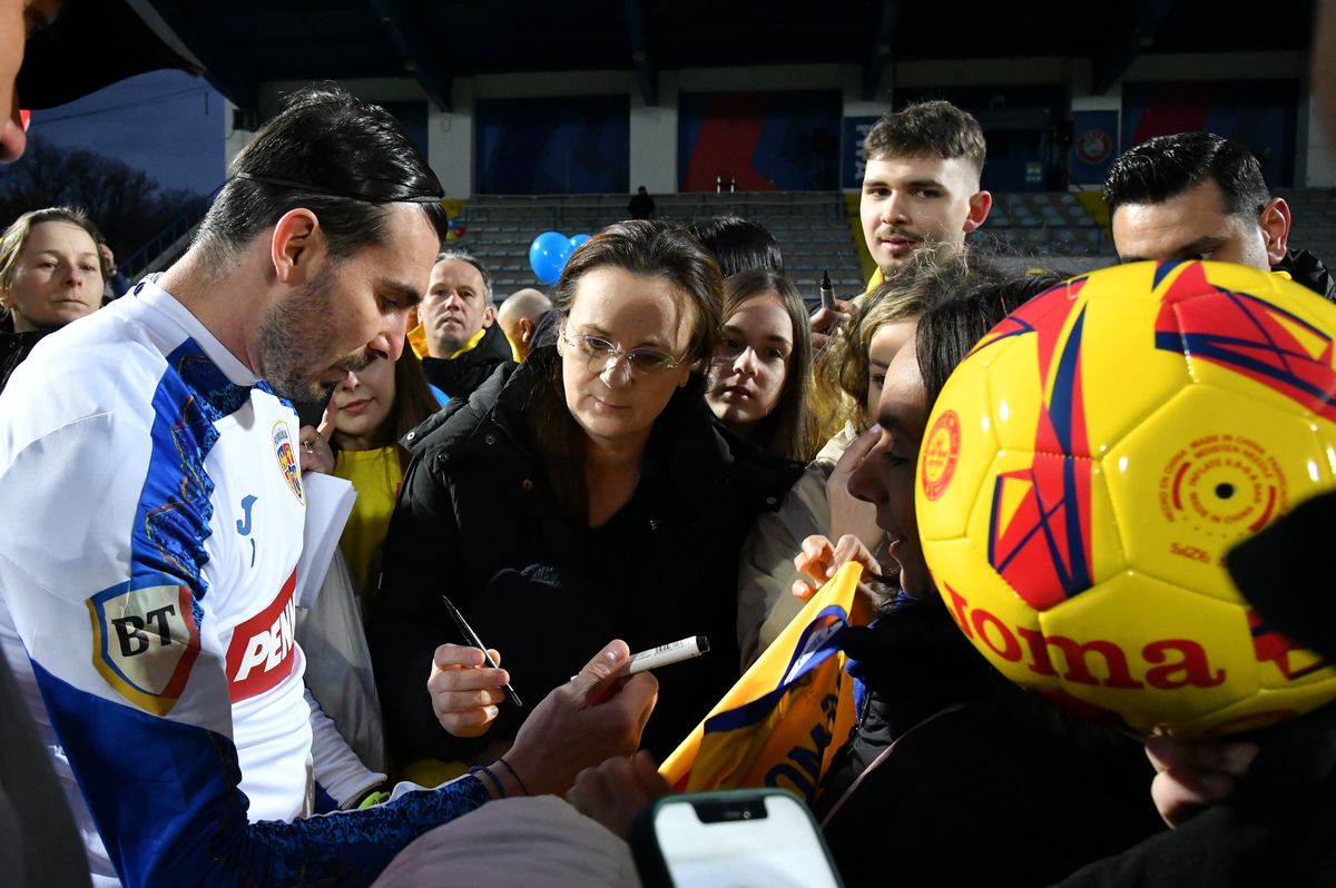 Sute de fani au venit la antrenamentul României