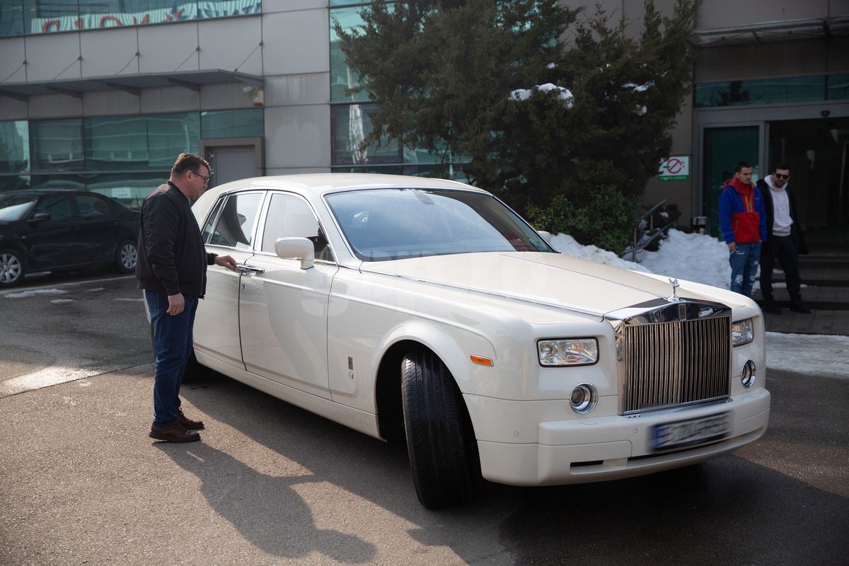 Ion Țiriac, surprins pe străzile din București cu o mașină din 2004 și peste 65.000 de kilometri la bord