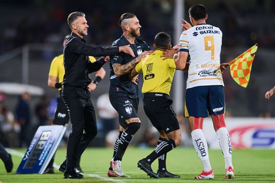 Asistentul intervine pentru a-i despărți pe Sergio Ramos (stânga) și Guillermo Martinez / Foto: Imago