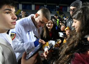 „Zidul galben”, din nou lângă jucătorii României » Apariție surpriză a unui jucător lângă sute de fani care au venit la antrenamentul „naționalei”