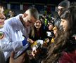„Zidul galben”, din nou lângă jucătorii României » Apariție surpriză a unui jucător lângă sute de fani care au venit la antrenamentul „naționalei”