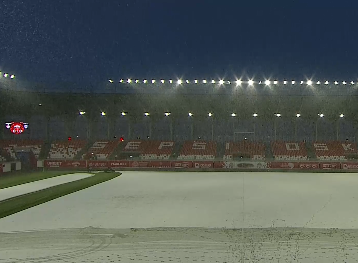 S-a întors iarna! » Cum arată terenul cu 90 de minute înainte de Sepsi - Gloria Buzău