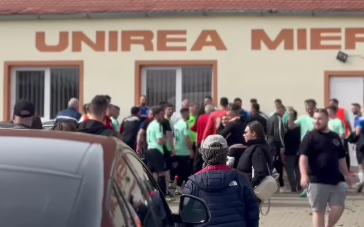 Incident șocant în Sibiu! Un fotbalist a fost CĂLCAT pe cap și umplut de sânge de suporterii și jucătorii adverși: „Am depus plângere penală”