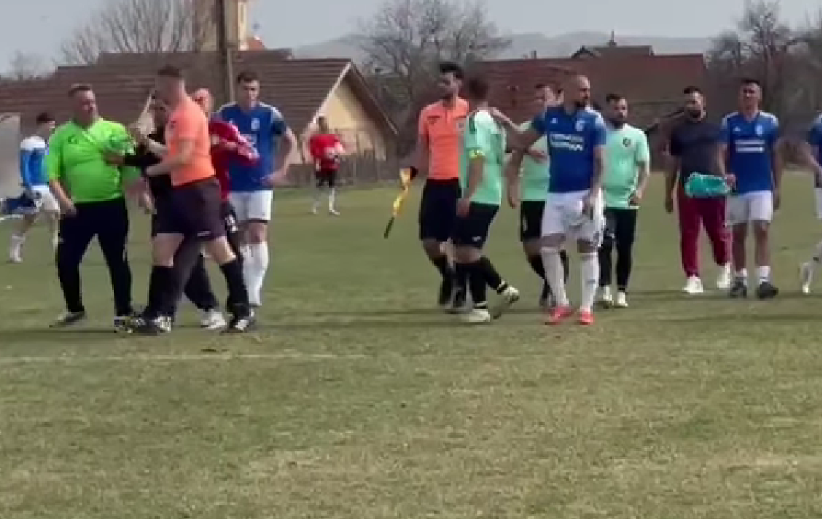 Incident șocant în Sibiu! Un fotbalist a fost CĂLCAT pe cap și umplut de sânge de suporterii și jucătorii adverși: „Am depus plângere penală”