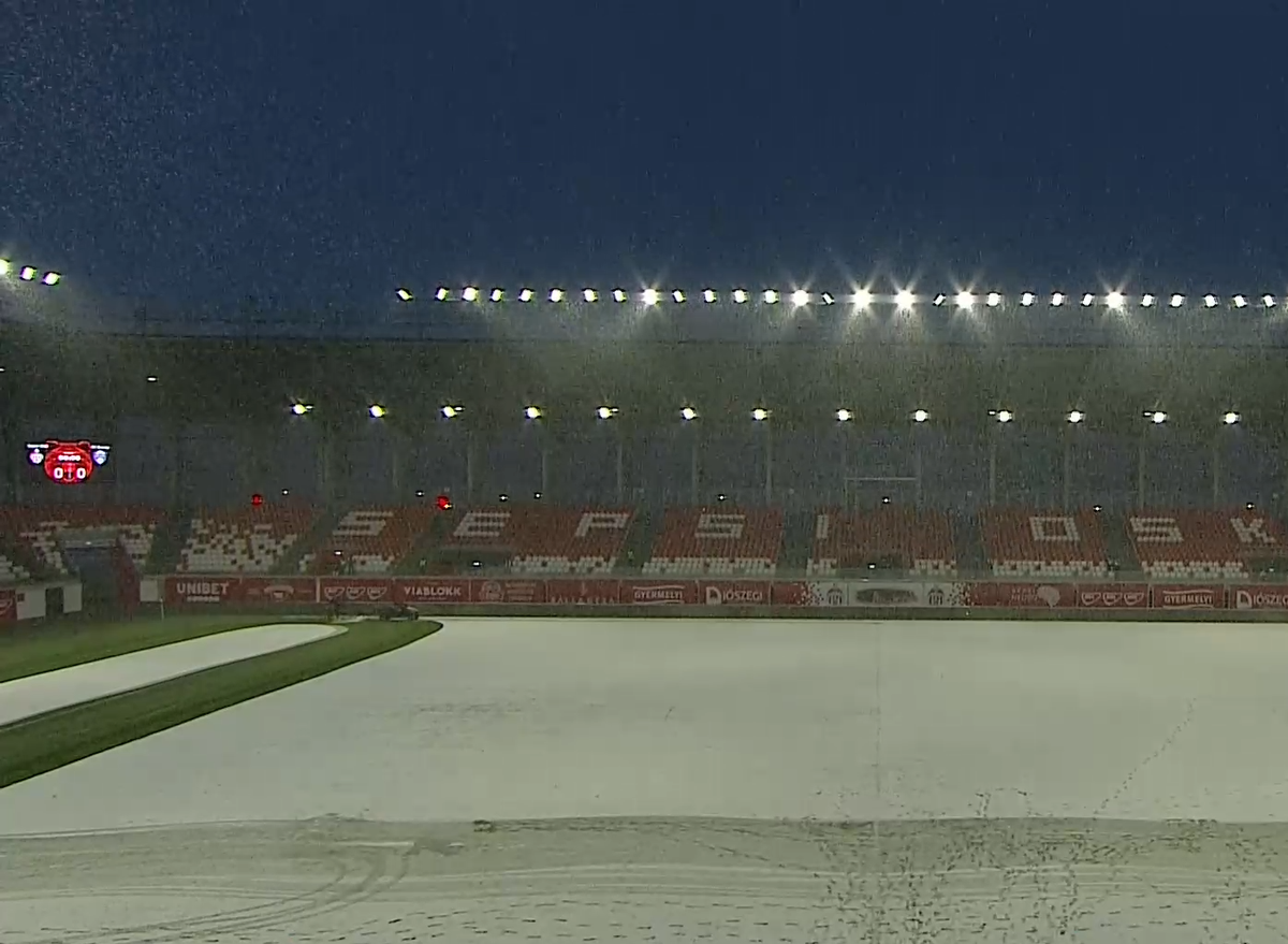 S-a întors iarna! » Cum arată terenul cu 90 de minute înainte de Sepsi - Gloria Buzău