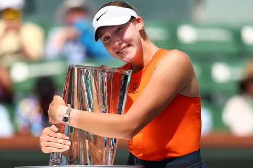 Mirra Andreeva cu trofeul de la Indian Wells Foto: X/BNP Paribas Open