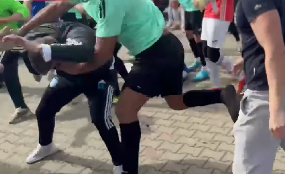 Incident șocant în Sibiu! Un fotbalist a fost CĂLCAT pe cap și umplut de sânge de suporterii și jucătorii adverși: „Am depus plângere penală”