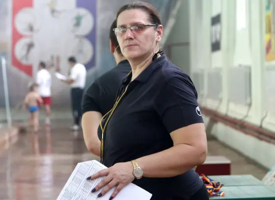 Fosta campioană Tamara Costache încearcă să țină vie pasiunea copiilor pentru înot în condiții vitrege Galeria Petrolului își confecționează scenografii în bazinul Vega, închis de trei ani, cu tavanul în pericol de prăbușire! + Alt dezastru la clubul Primăriei din Ploiești: patinoarul abandonat