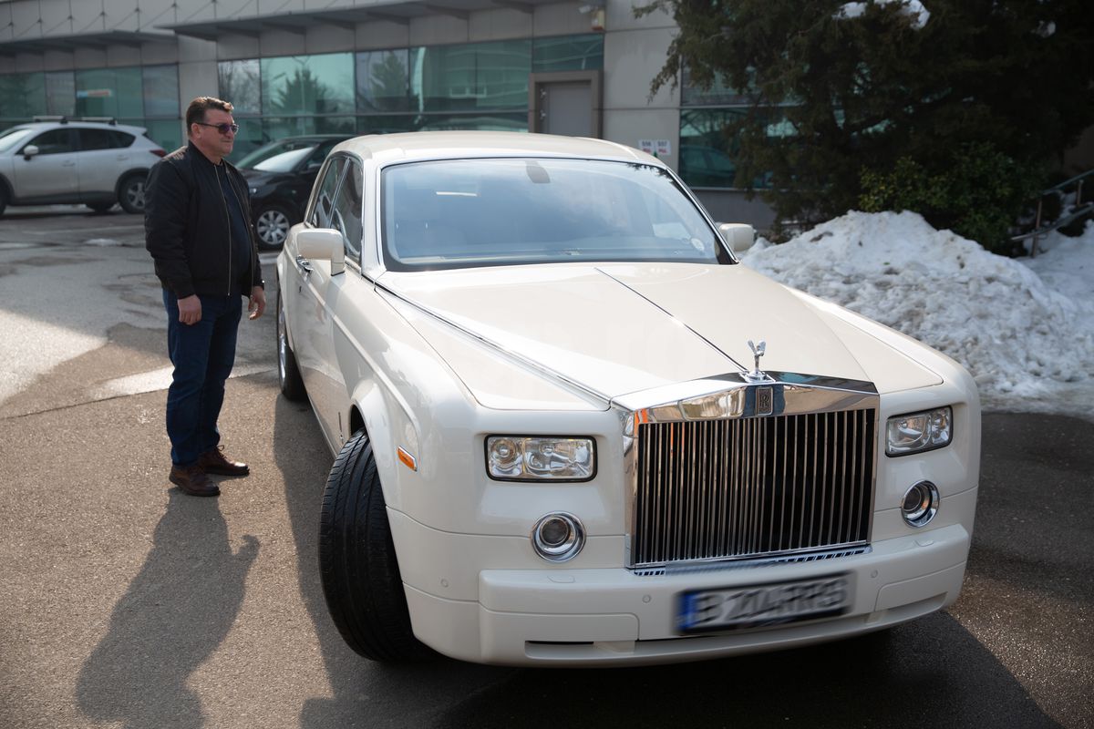 Ion Țiriac, surprins pe străzile din București cu o mașină din 2004 și peste 65.000 de kilometri la bord