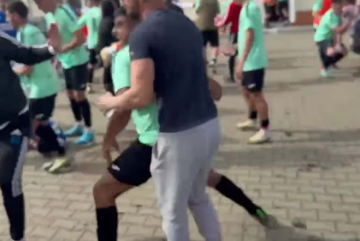 Incident șocant în Sibiu! Un fotbalist a fost CĂLCAT pe cap și umplut de sânge de suporterii și jucătorii adverși: „Am depus plângere penală”
