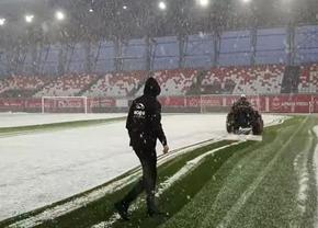 S-a întors iarna! » Cum arată terenul cu 90 de minute înainte de Sepsi - Gloria Buzău