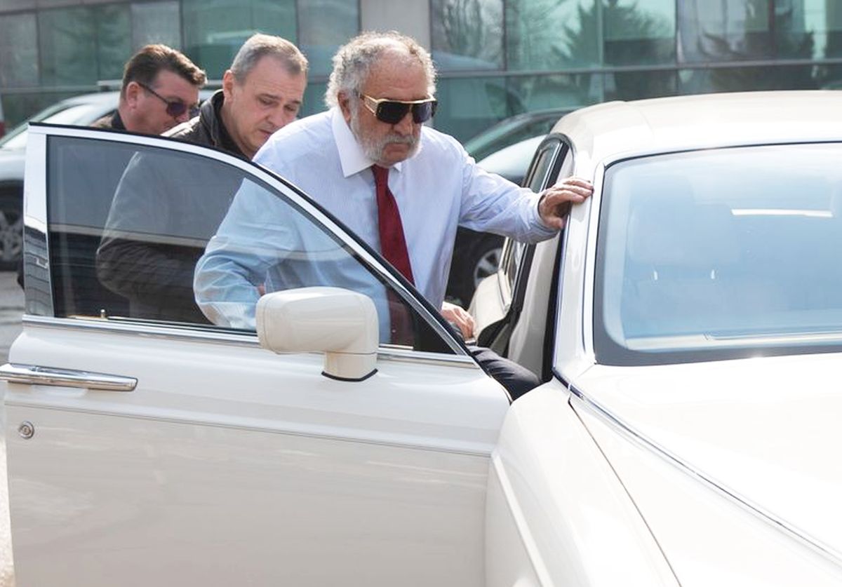 Ion Țiriac, surprins pe străzile din București cu o mașină din 2004 și peste 65.000 de kilometri la bord