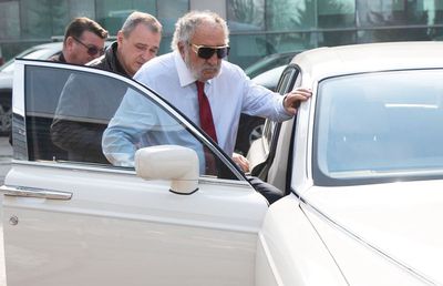 Ion Țiriac, surprins pe străzile din București cu o mașină din 2004 și peste 65.000 de kilometri la bord