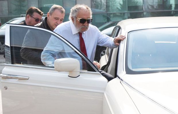 Ion Țiriac, surprins pe străzile din București cu o mașină din 2004 și peste 65.000 de kilometri la bord