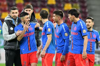 Conflict pe teren între doi jucători de la FCSB » Despărțiți cu greu de staff și coechipieri + Șut i-a bătut obrazul