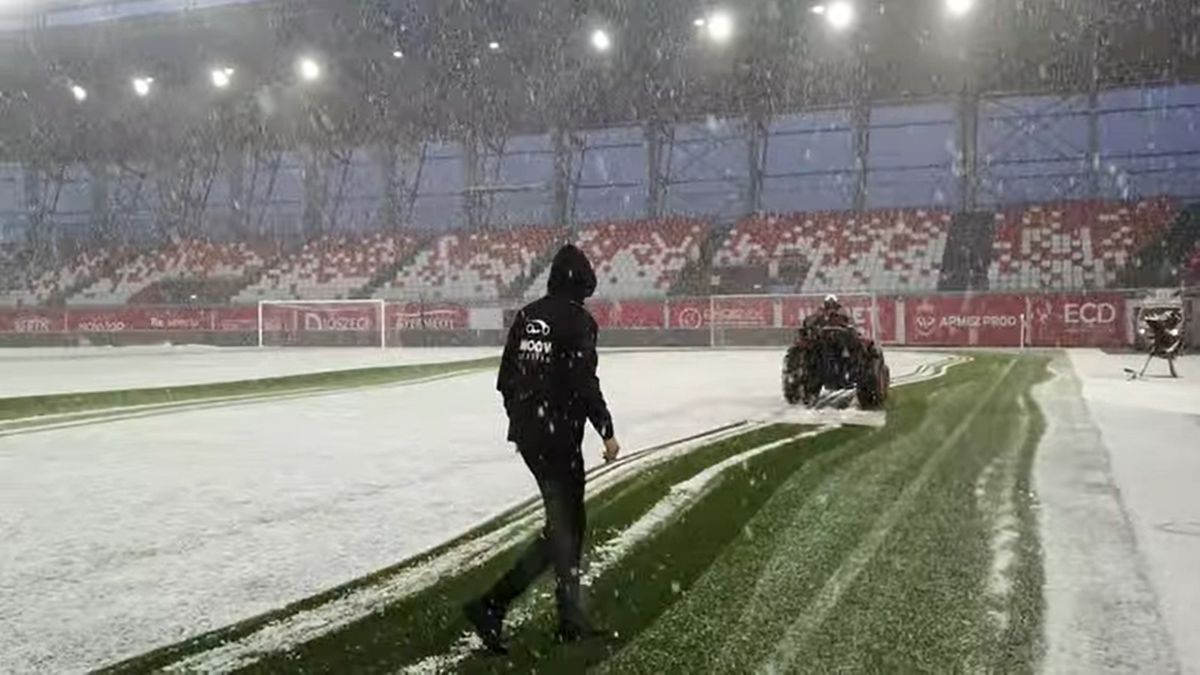 S-a întors iarna! » Cum arată terenul cu 90 de minute înainte de Sepsi - Gloria Buzău