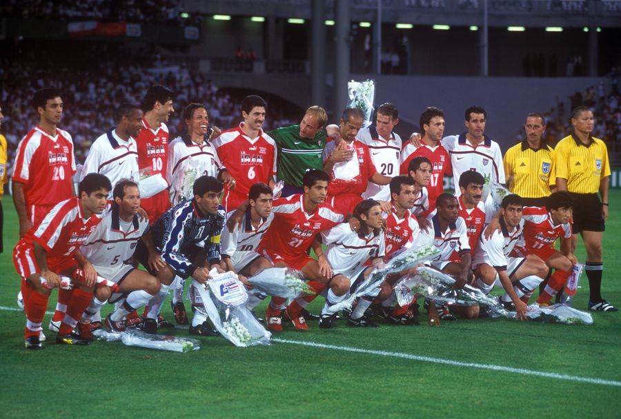 Jucătorii Iranului și SUA, cu buchetele de trandafiri albi, înaintea disputei din iunie 1998 / foto: Imago Images Meciul cu cea mai mare încărcătură politică din istoria Mondialelor: „Am făcut mai multe în 90 de minute decât au reușit politicienii în 20 de ani”
