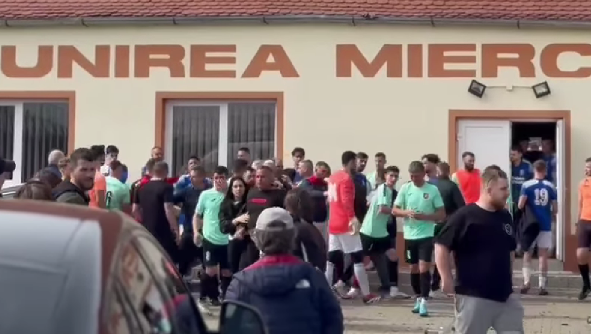 Incident șocant în Sibiu! Un fotbalist a fost CĂLCAT pe cap și umplut de sânge de suporterii și jucătorii adverși: „Am depus plângere penală”