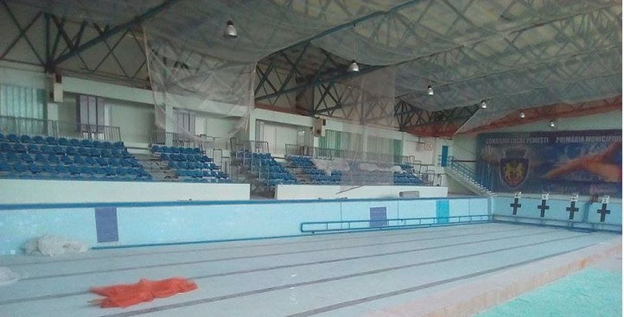 În urmă cu câțiva ani, sub plafonul de la bazinul Vega a fost fixată o plasă protectoare, deoarece cădeau din plafon bucăți de tencuială Galeria Petrolului își confecționează scenografii în bazinul Vega, închis de trei ani, cu tavanul în pericol de prăbușire! + Alt dezastru la clubul Primăriei din Ploiești: patinoarul abandonat