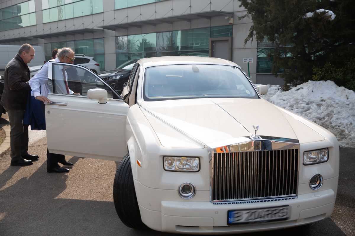 Ion Țiriac, surprins pe străzile din București cu o mașină din 2004 și peste 65.000 de kilometri la bord