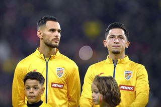 Probleme pentru 3 internaționali români înainte de venirea în țară! » Fotbaliștii au fost evacuați de urgență din avion