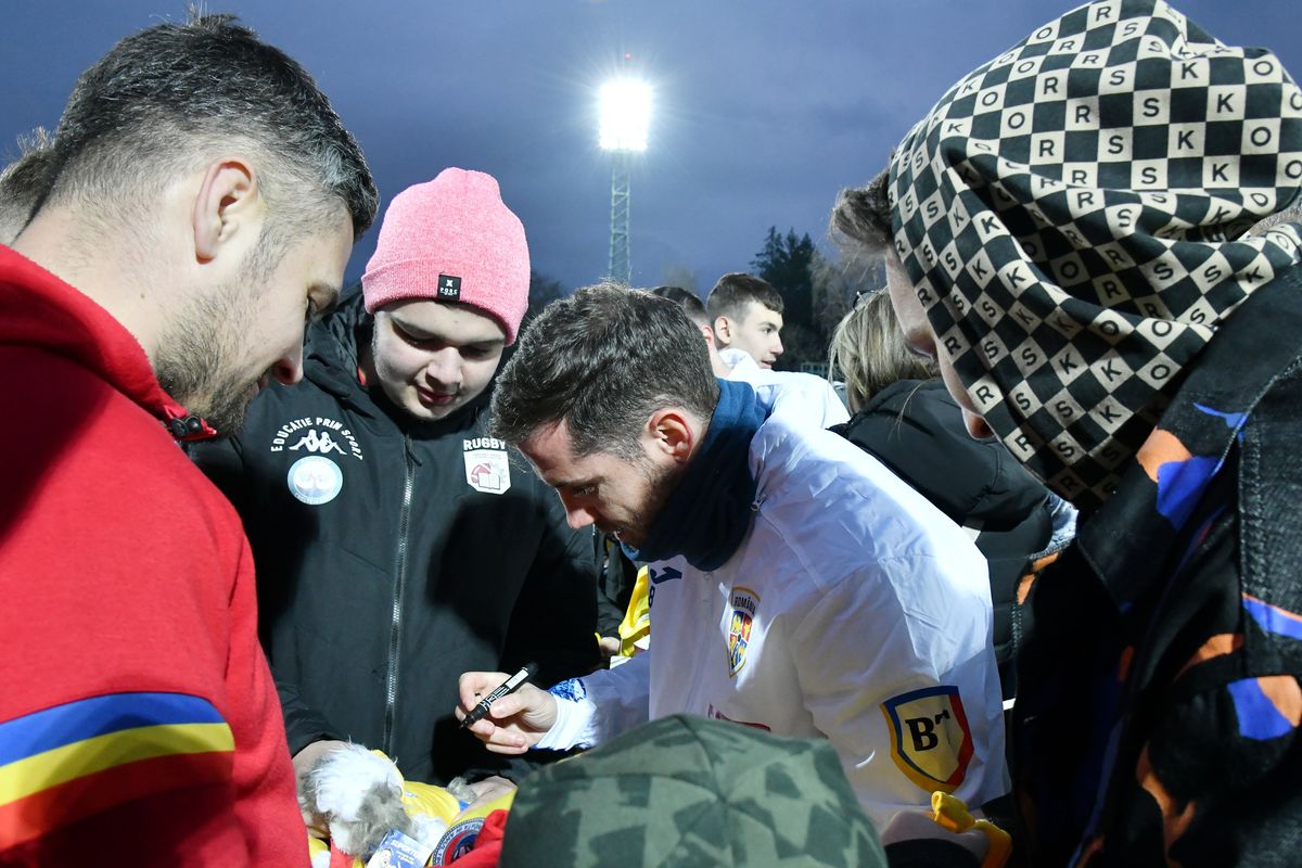 „Zidul galben”, din nou lângă jucătorii României » Apariție surpriză a unui jucător lângă sute de fani care au venit la antrenamentul „naționalei”